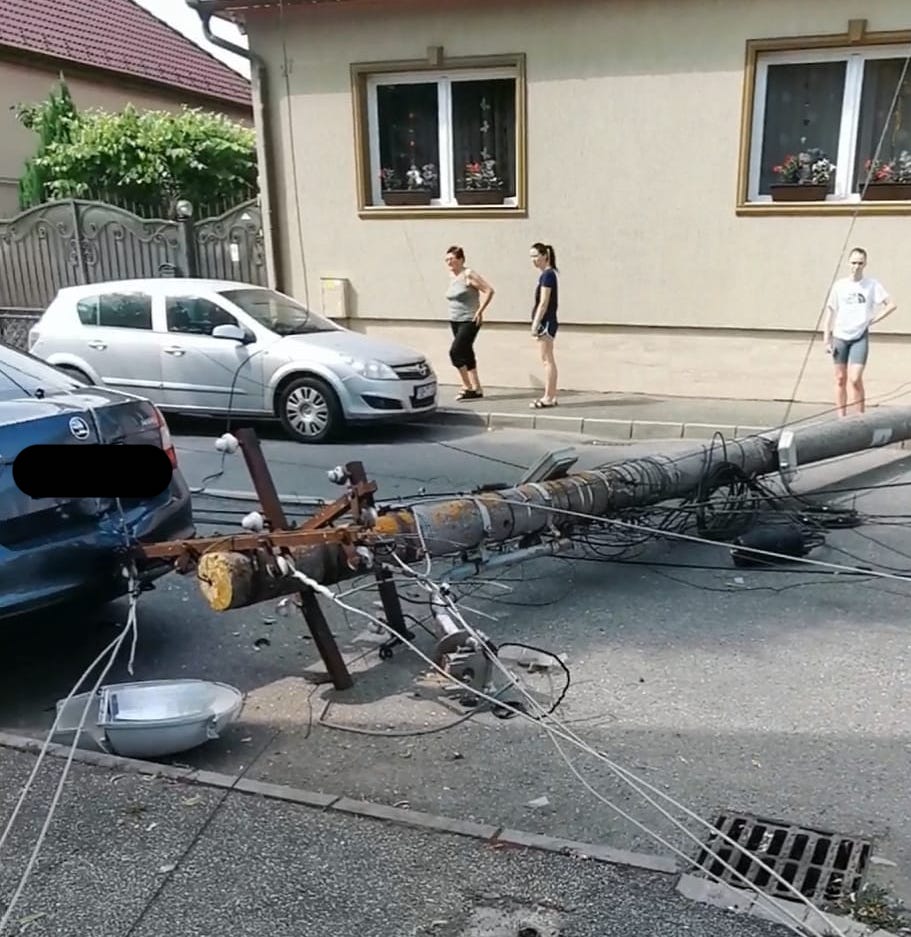 Actualizare: Amendă de 825 de lei pentru șoferul mașinii SOMA care a distrus doi stâlpi de linie electrică.  A avariat și două mașini și acoperișul unei case