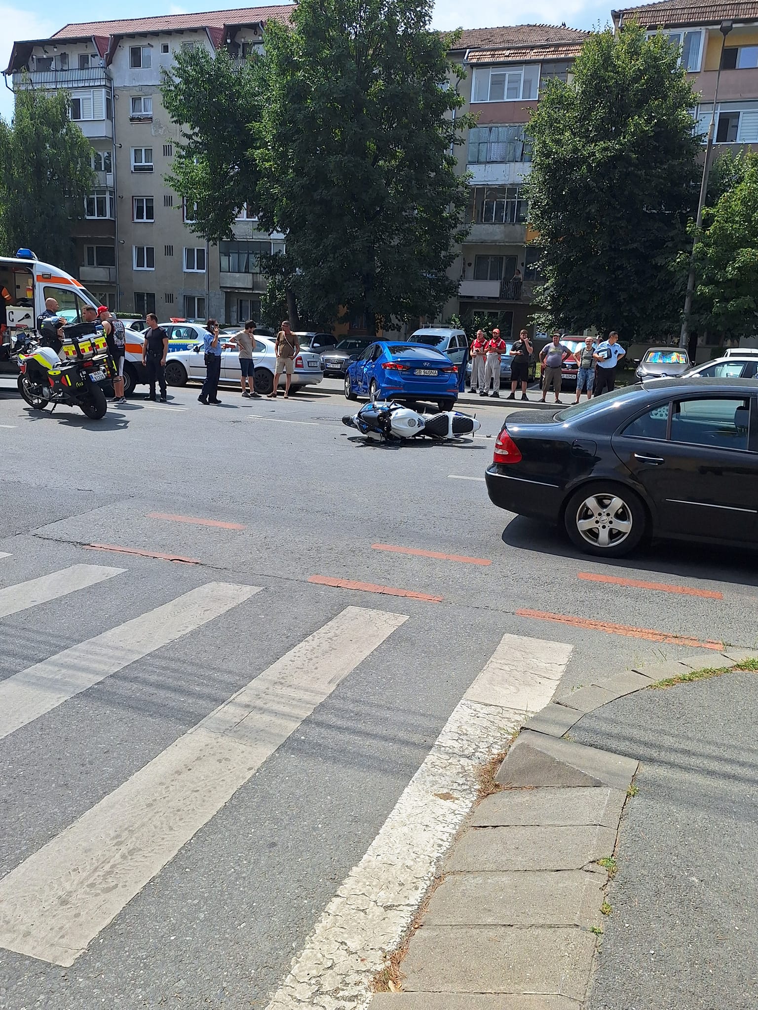 Accident pe Rusciorului. Un motociclist, la spital, după o coliziune cu o mașină