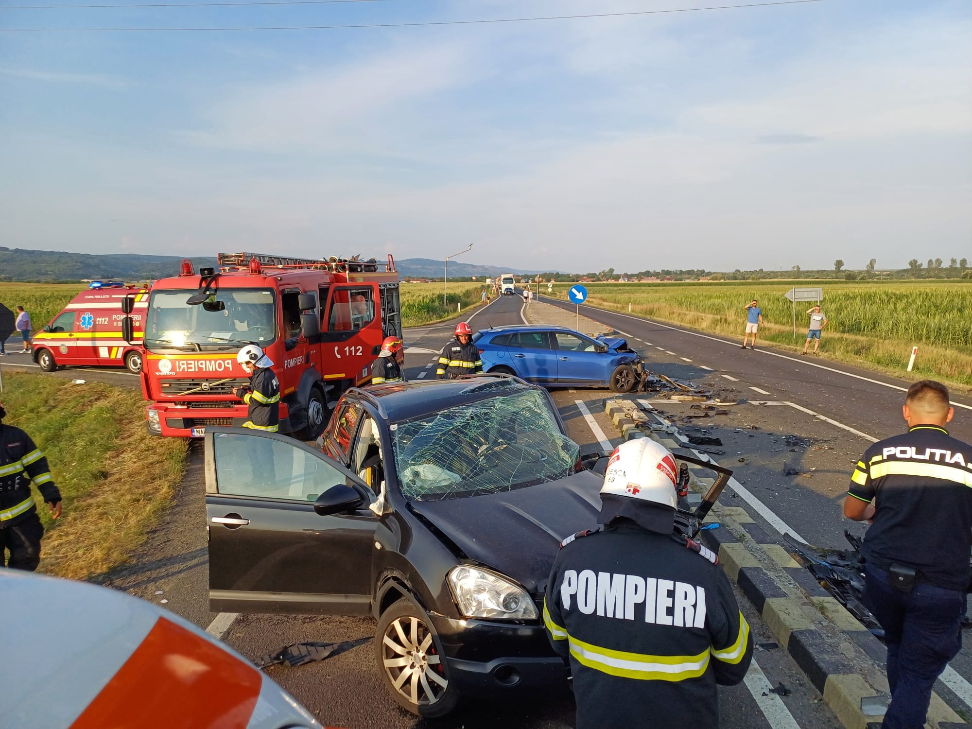 Actualizare: Șoferul de 61 de ani, implicat în accidentul de la Arpașu de Jos, a fost intubat și preluat de elicopterul SMURD. Celelalte victime sunt conștiente