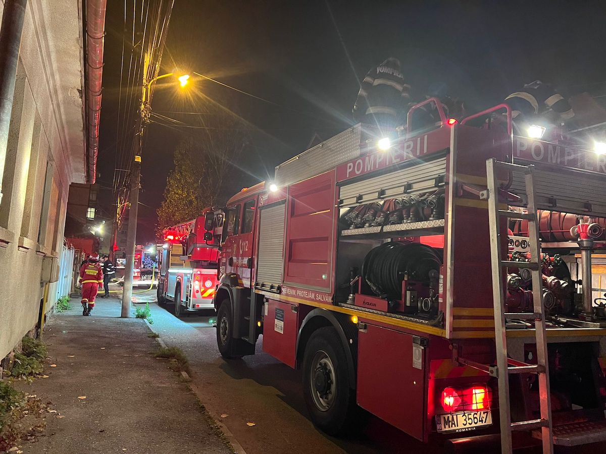 Incendiu noaptea trecută la o fabrică de piese auto de pe strada Forjorilor. 32 de persoane evacuate