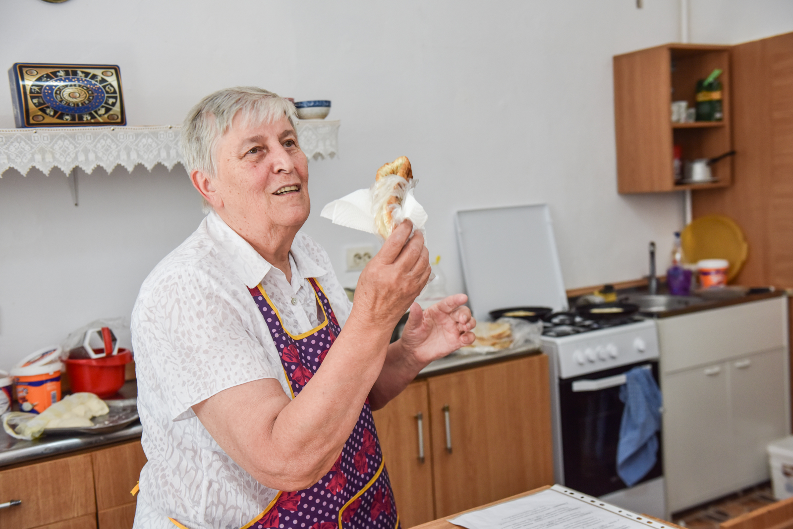 Gest frumos din partea unei firme din Sibiu: a cumpărat plăcinte bihorene de la tanti Paraschiva pentru toți angajații. „Mi-am amintit de oamenii în vârstă care întotdeauna au lucrat de dimineață până seara” 