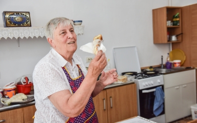 Gest frumos din partea unei firme din Sibiu: a cumpărat plăcinte bihorene de la tanti Paraschiva pentru toți angajații. „Mi-am amintit de oamenii în vârstă care întotdeauna au lucrat de dimineață până seara” 