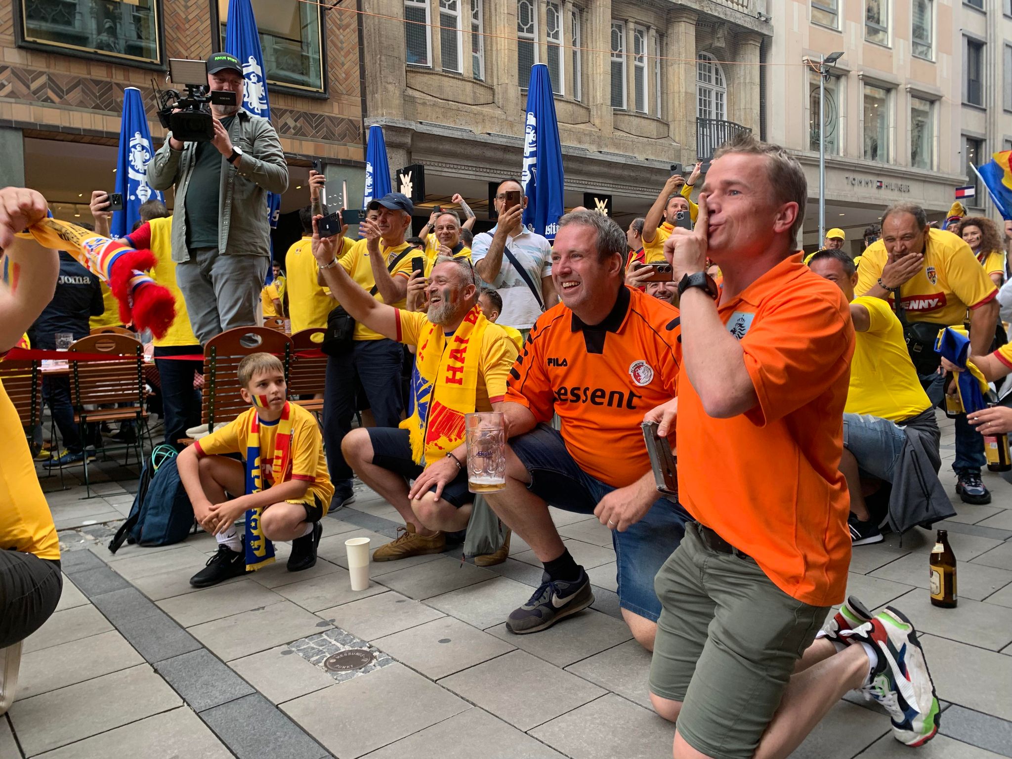 Suporterii cântă imnul României la Munchen, înaintea meciului din optimi și sărbătoresc alături de fanii olandezi