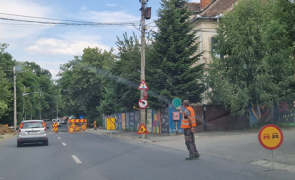 Circulație îngreunată pe strada Avrig din cauza lucrărilor. Traficul este dirijat ”la paletă”