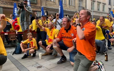 Suporterii cântă imnul României la Munchen, înaintea meciului din optimi și sărbătoresc alături de fanii olandezi