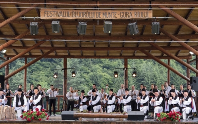 Bujorul de Munte şi Junii Sibiului – sărbătoriţi la Gura Râului