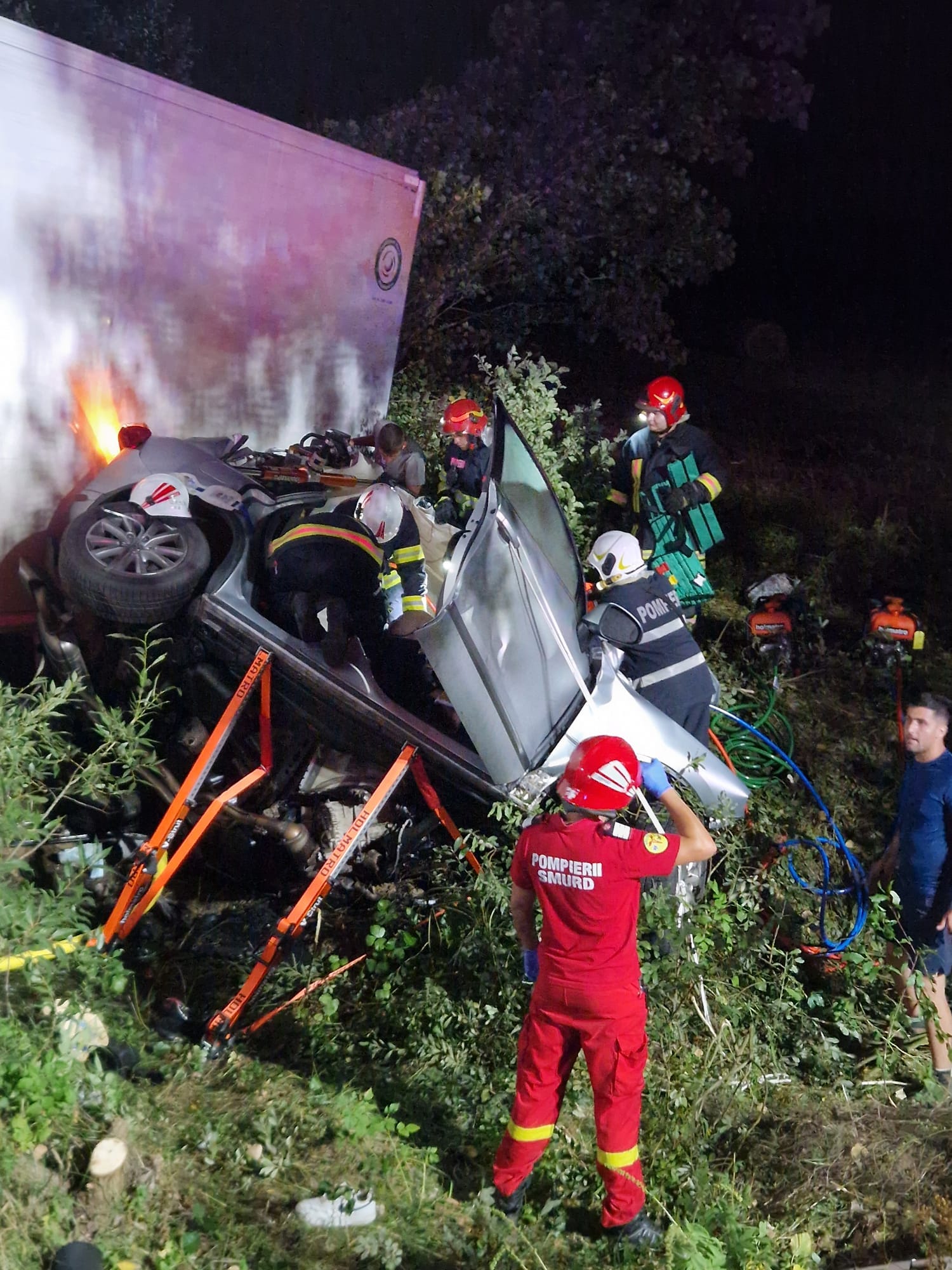 Un TIR a spulberat o mașină într-un grav accident la Porumbacu de Jos. Două persoane au murit, iar un tânăr de 18 ani a fost transportat la spital în comă