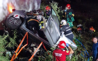 Un TIR a spulberat o mașină într-un grav accident la Porumbacu de Jos. Două persoane au murit, iar un tânăr de 18 ani a fost transportat la spital în comă