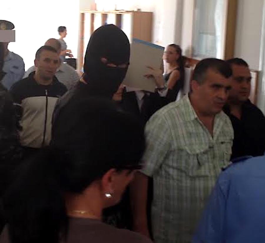 Notarul din Dosarul cămătarilor din Sibiu a fost reinstalat în funcție. Victimele, chemate în judecată pentru sechestre. „Încredere în Justiție? Zero!”