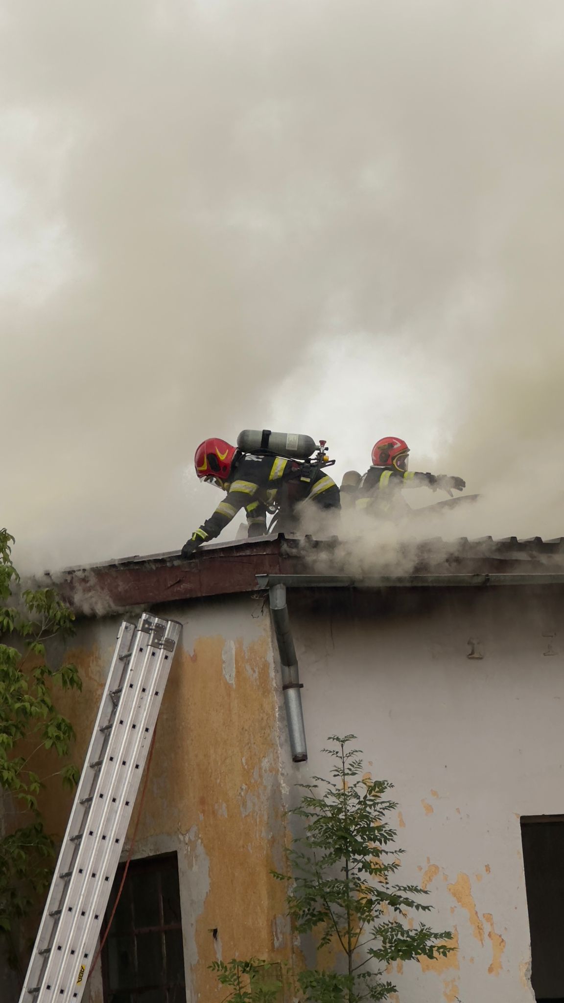 A luat foc o casă din Copșa Mică: un bărbat de 50 de ani a suferit arsuri pe aproximativ 60% din suprafața corpului