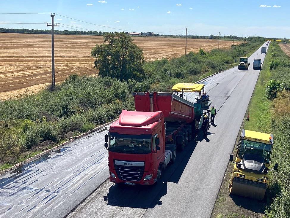 În 25 iulie se încheie lucrările dintre Coșava – Margina. Este drumul care înlocuiește porțiunea lipsă din Autostrada Sibiu – Nădlac