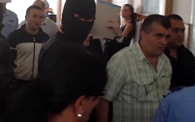 Notarul din Dosarul cămătarilor din Sibiu a fost reinstalat în funcție. Victimele, chemate în judecată pentru sechestre. „Încredere în Justiție? Zero!”