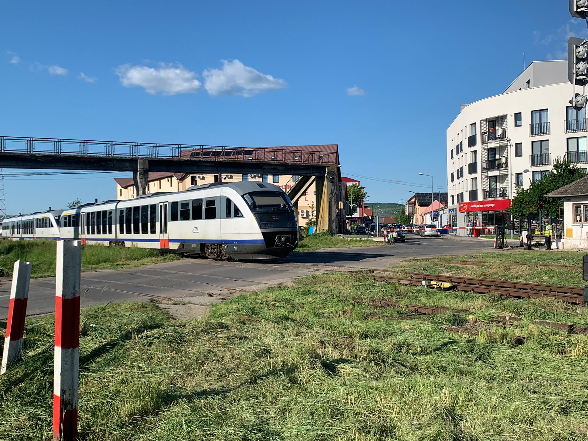 Actualizare. Persoană lovită de tren în municipiul Sibiu. A răspuns manevrelor de resuscitare și a fost transportată la spital