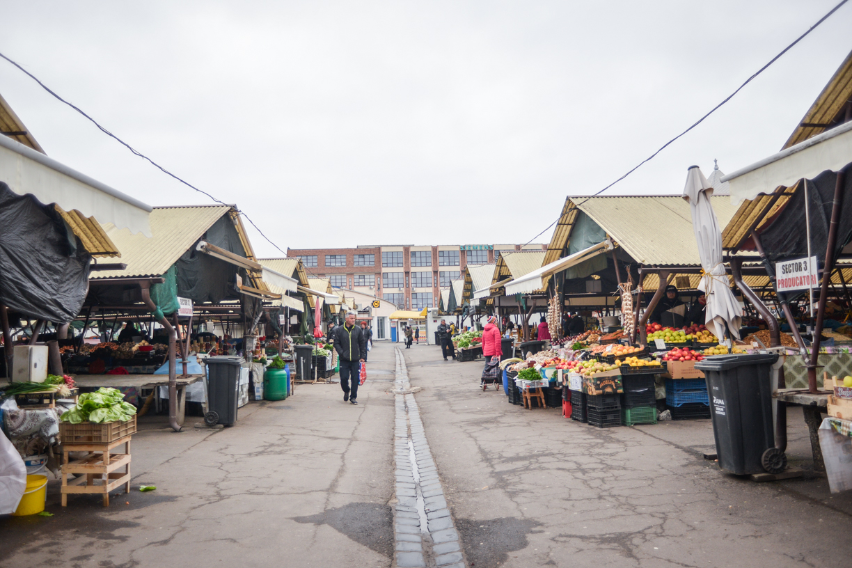 Licitaţie pentru închirierea spaţiilor şi terenurilor libere din pieţele agroalimentare din Sibiu precum şi spaţii pentru comerţul stradal de legume, fructe şi flori