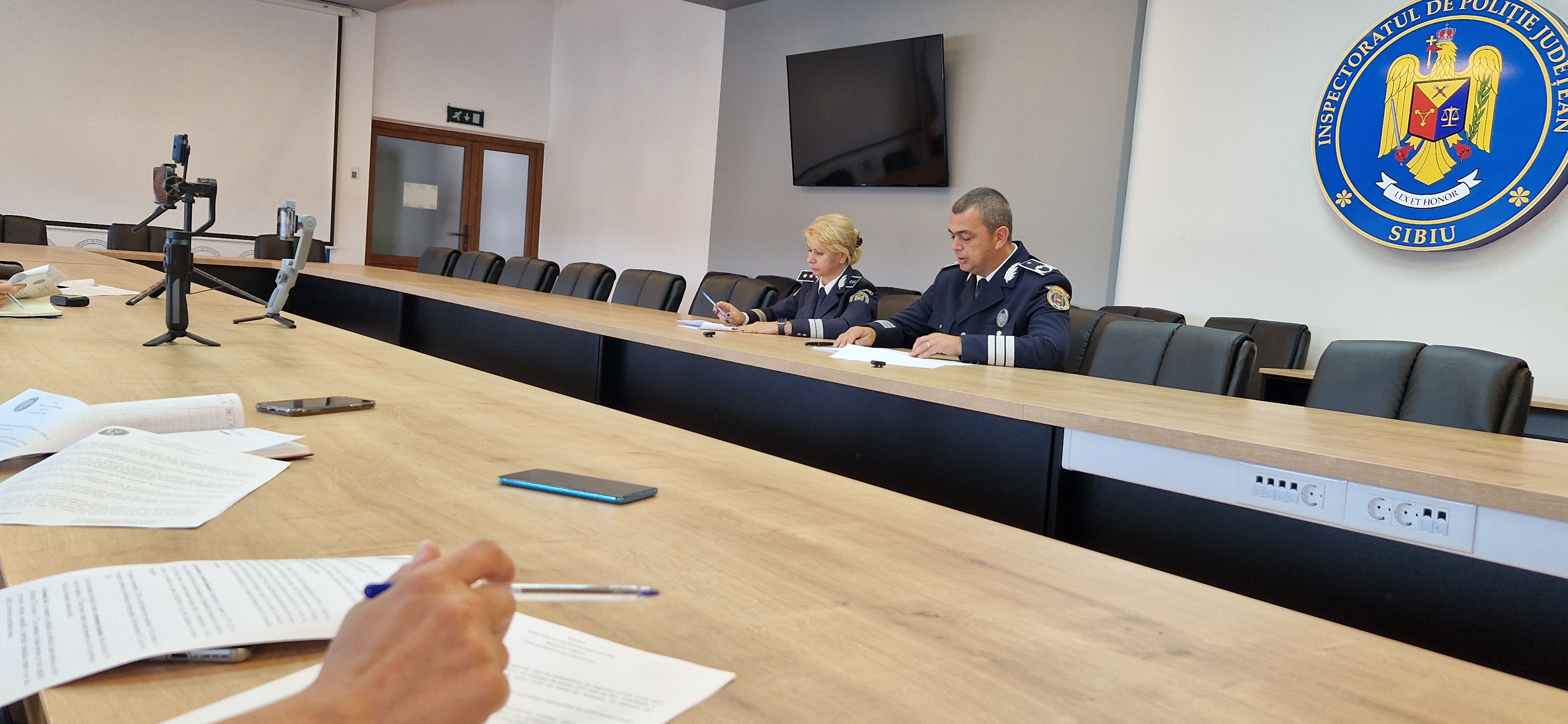 Polițistul din cadrul IPJ Sibiu filmat în ipostaze indecente nu poate fi cercetat momentan: A intrat în concediu