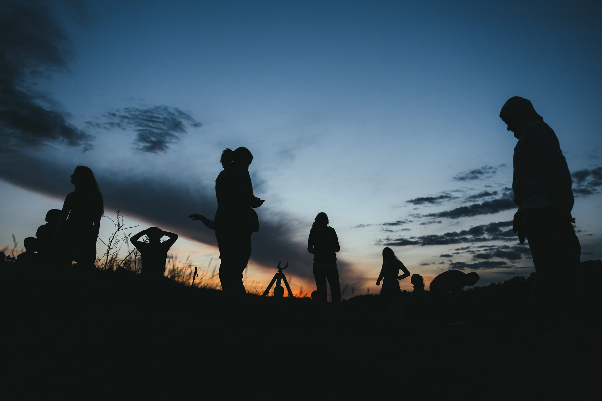 Experiență marca „Anii Drumeției”: o noapte în fân, studiind cerul înstelat al Țării Colibelor. Apoi, yoga în lumina răsăritului!