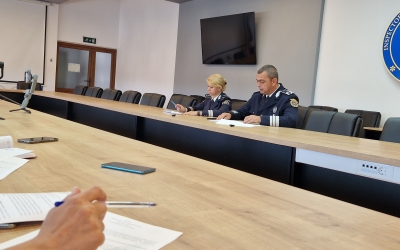 Polițistul din cadrul IPJ Sibiu filmat în ipostaze indecente nu poate fi cercetat momentan: A intrat în concediu