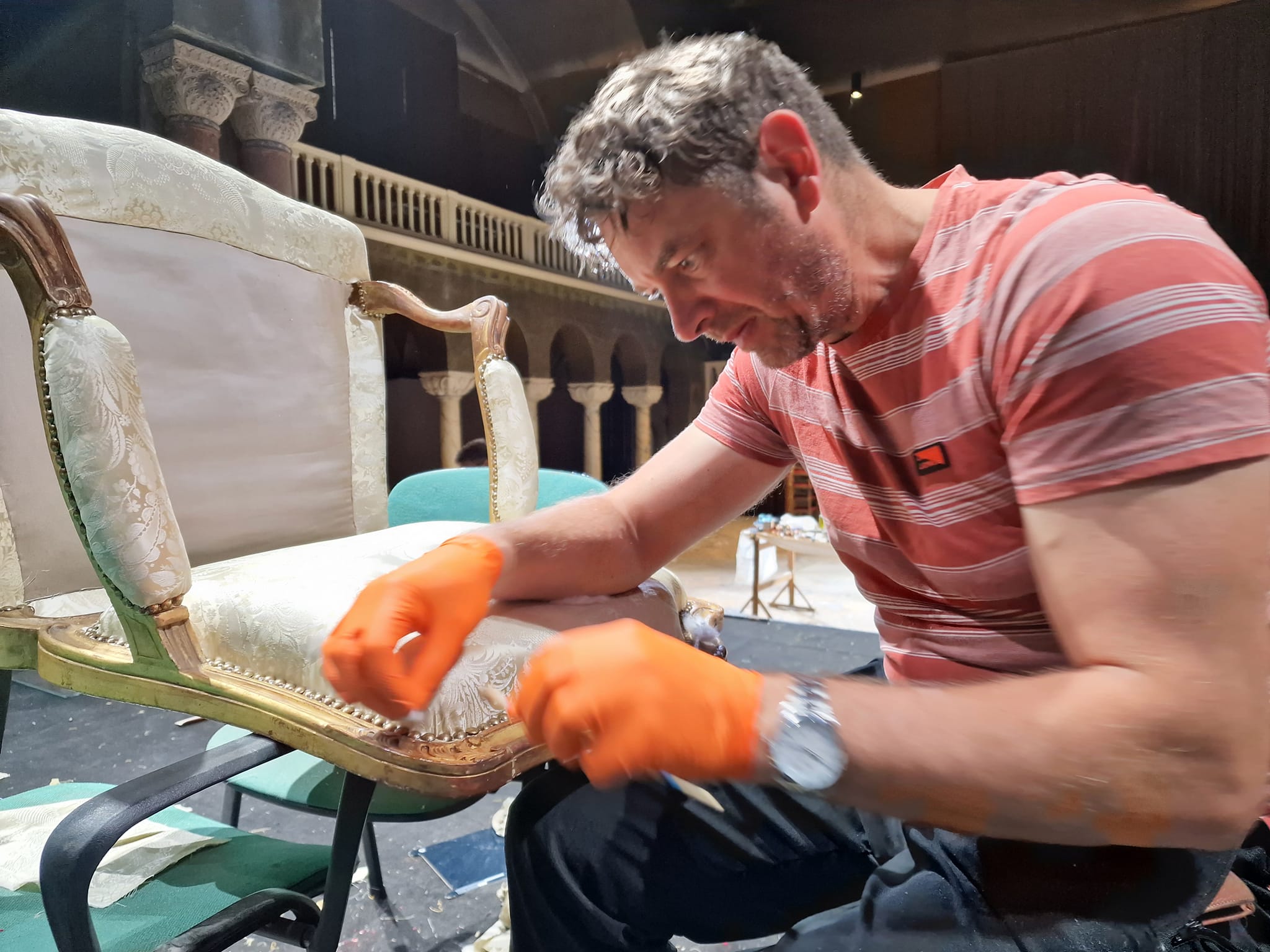 Restauratori ai Muzeului Național Brukenthal au ajutat la conservarea și restaurarea mai multor piese de mobilier de la sediul Ambasadei României la Paris