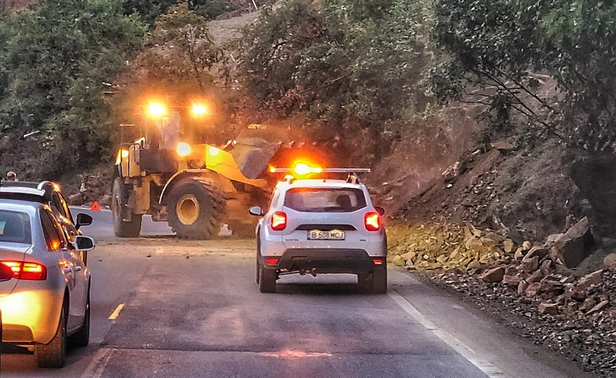 Actualizare: O piatră căzută pe o mașină, pe Valea Oltului. CNAIR închide o bandă