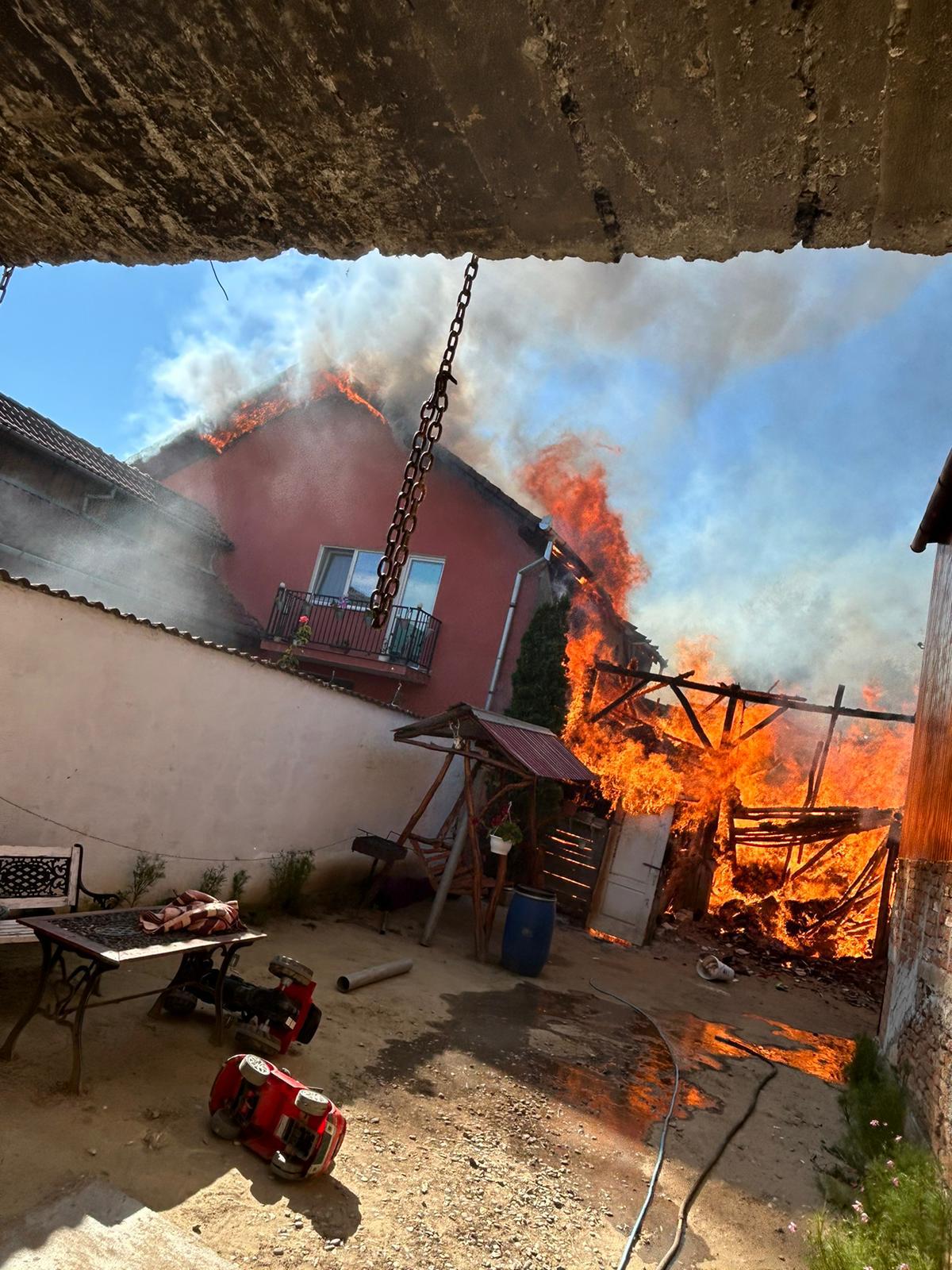 Arde o casă din Cașolț. ISU intervine cu două auttospeciale de stingere