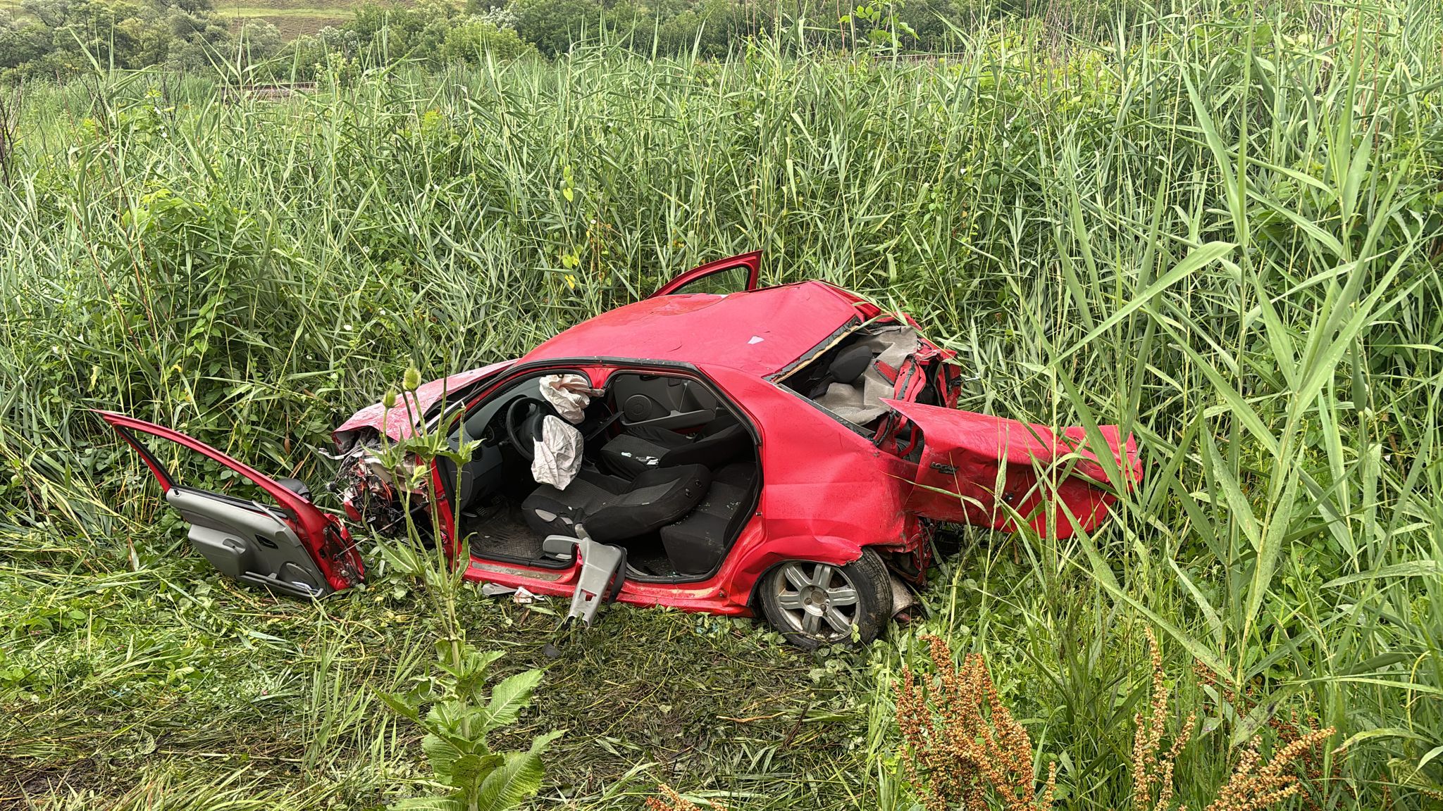 Actualizare. Accident grav pe DN 14, la Șeica Mare. Sunt implicate două mașini și un TIR, o persoană este încarcerată