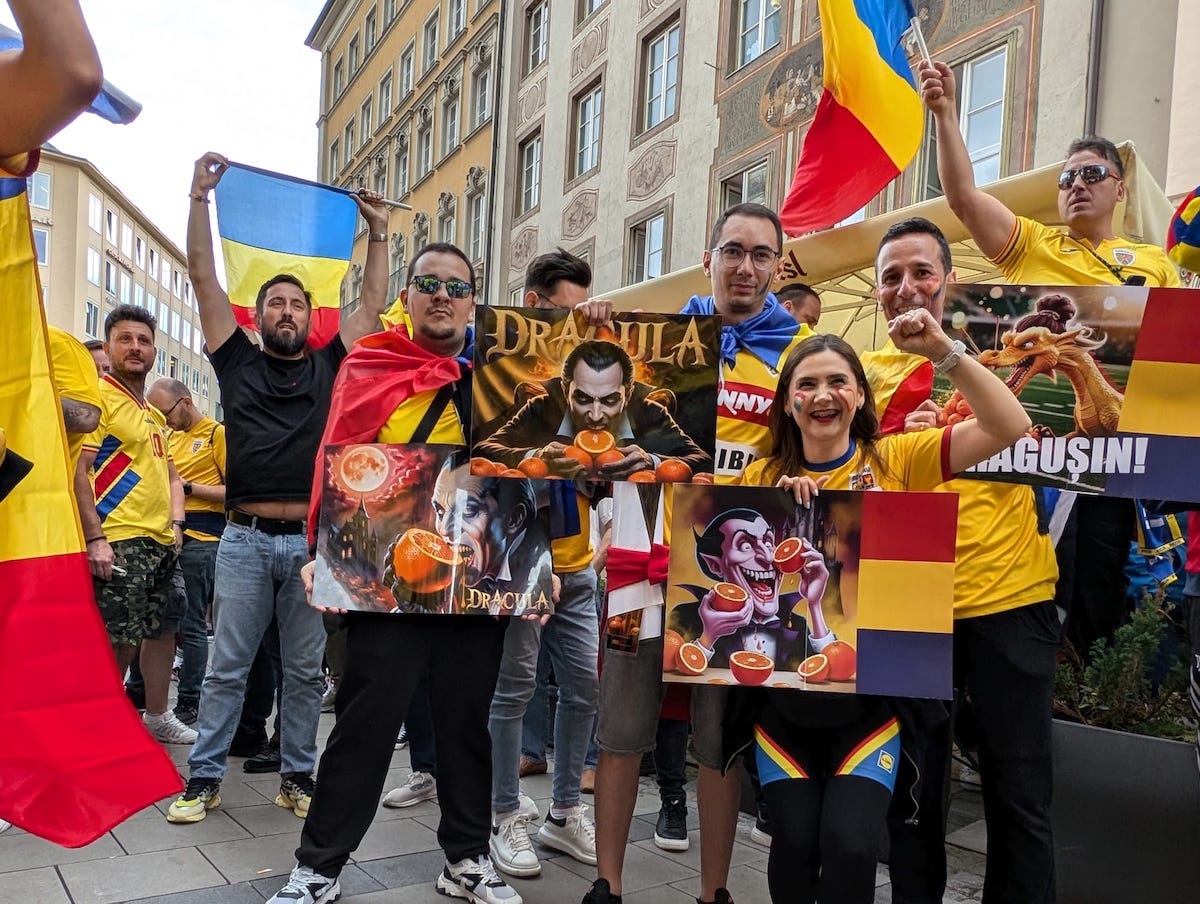 Bannerele virale de la meciul România - Olanda, cu Dracula mâncând portocale, sunt făcute de sibieni. „A fost incredibil, am simțit așa o unitate între românii de pretutindeni și o iubire pentru echipa națională”