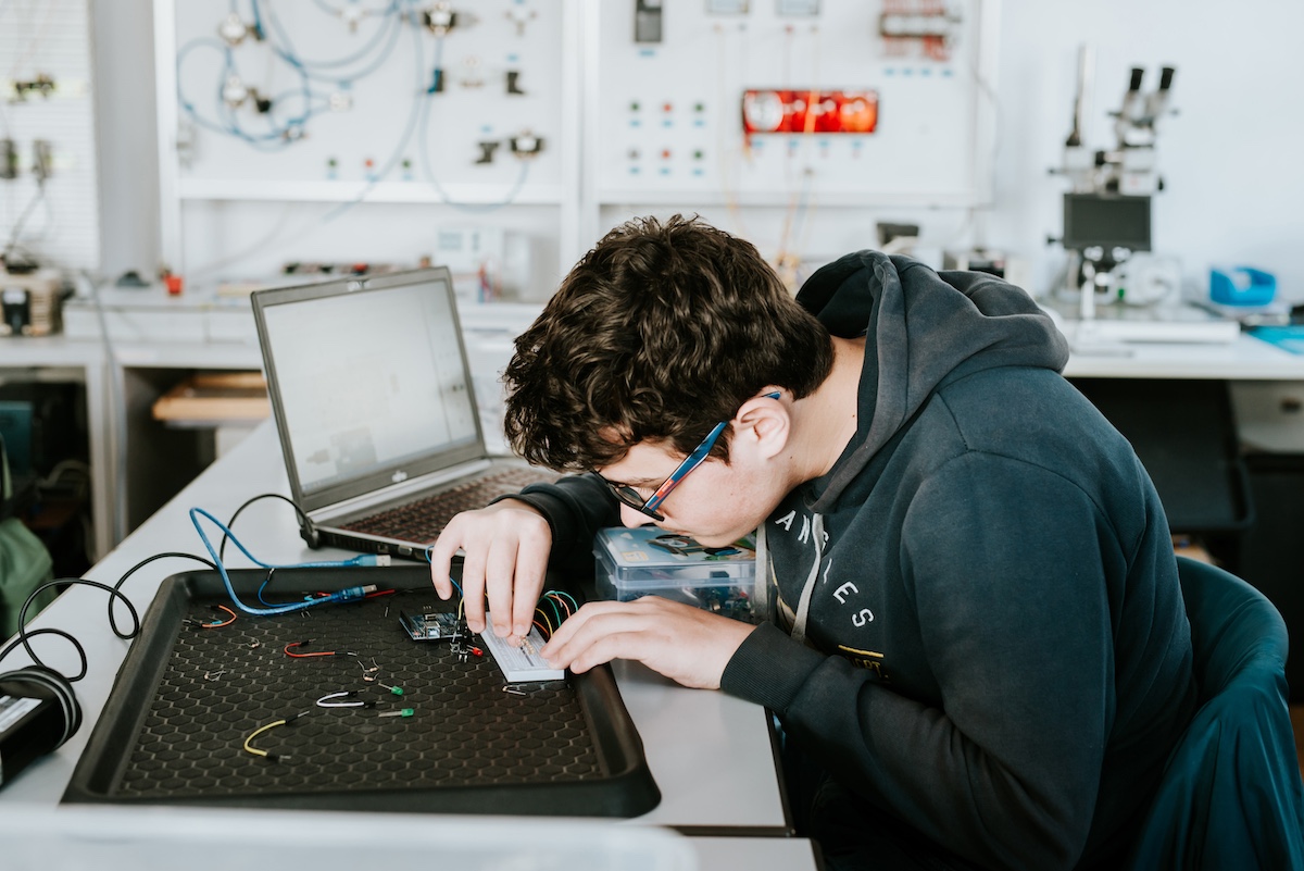 Roboți care cântă la instrumente. Șapte cluburi de robotică au fost înființate prin Fondul Științescu Sibiu 6.0