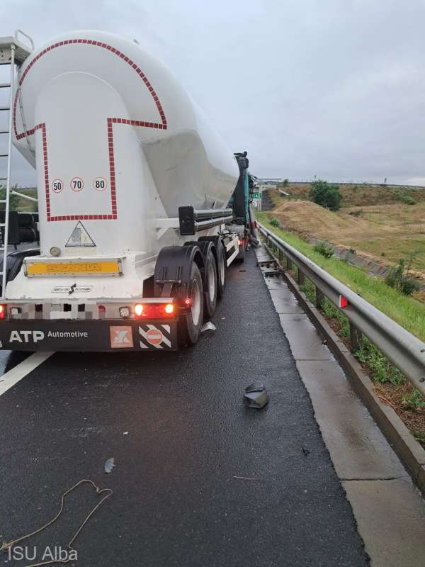 Şoferul unei camionete a murit pe A1 după s-a oprit pe banda de urgenţă și a fost lovit de un camion