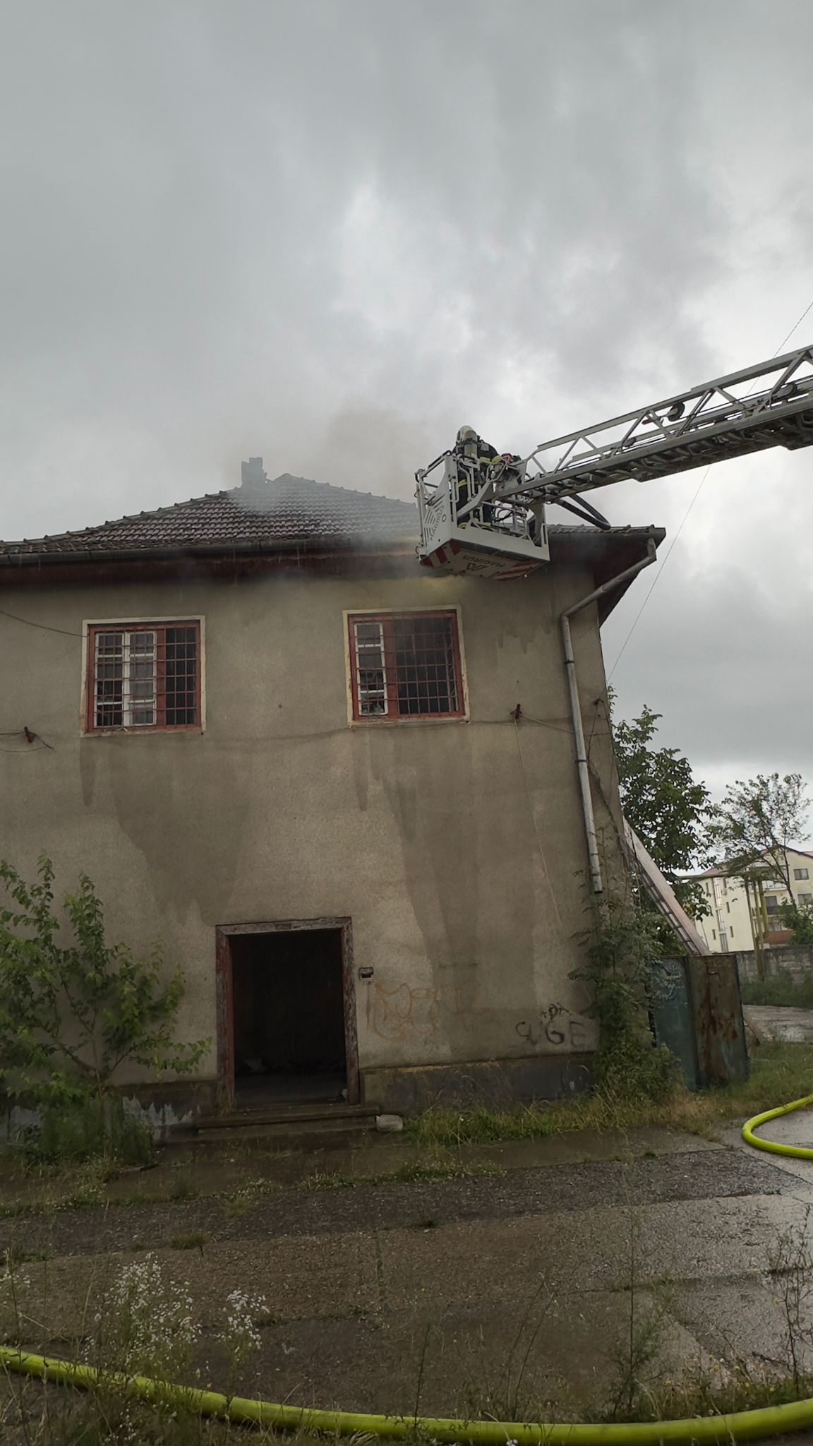 Incendiu în zona fostului depou CFR din Sibiu: au ars documente de arhivă