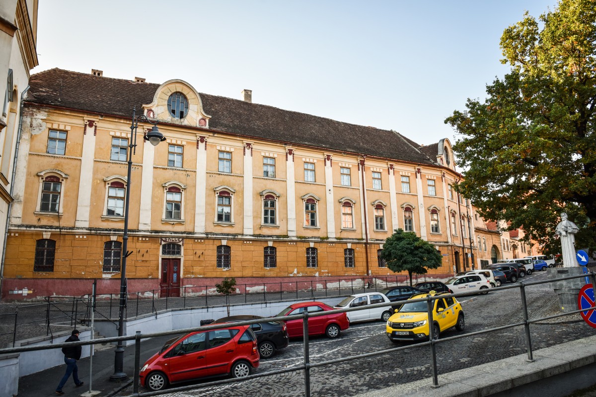 Lăsată în paragină de 14 ani, clădirea fostului liceu Pedagogic a rămas și fără concesionar. Arhiepiscopia vrea s-o închirieze cu 17.000 de euro/lună