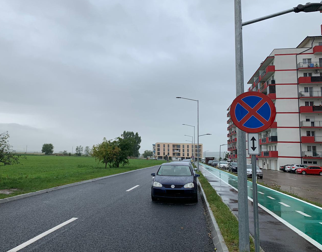 Cea mai nouă stradă din Sibiu, transformată parțial în parcare de locatarii cartierului Magnolia. Poliția Locală le mai dă trei zile