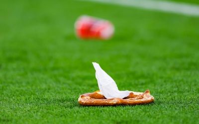 EURO 2024: UEFA a aplicat amenzi de 1,2 milioane de euro pentru aruncarea cu obiecte pe teren