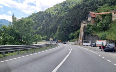 ACTUALIZARE Încep restricțiile pe Valea Oltului. Spre Vâlcea, TIR-urile se pot încolona pe DN 7, după Tălmaciu, sau în parcări