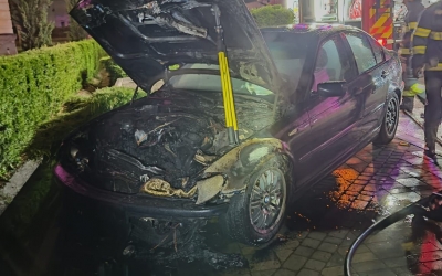 O mașină a luat foc la Dumbrăveni