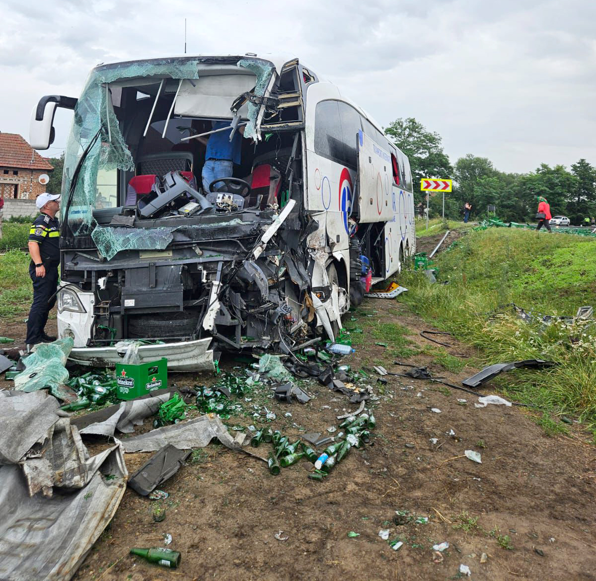 Șoferul autocarului rănit grav în accidentul din iunie a ieșit din comă. „Este pe drumul spre recuperare, însă nu se află încă în afara oricărui pericol”