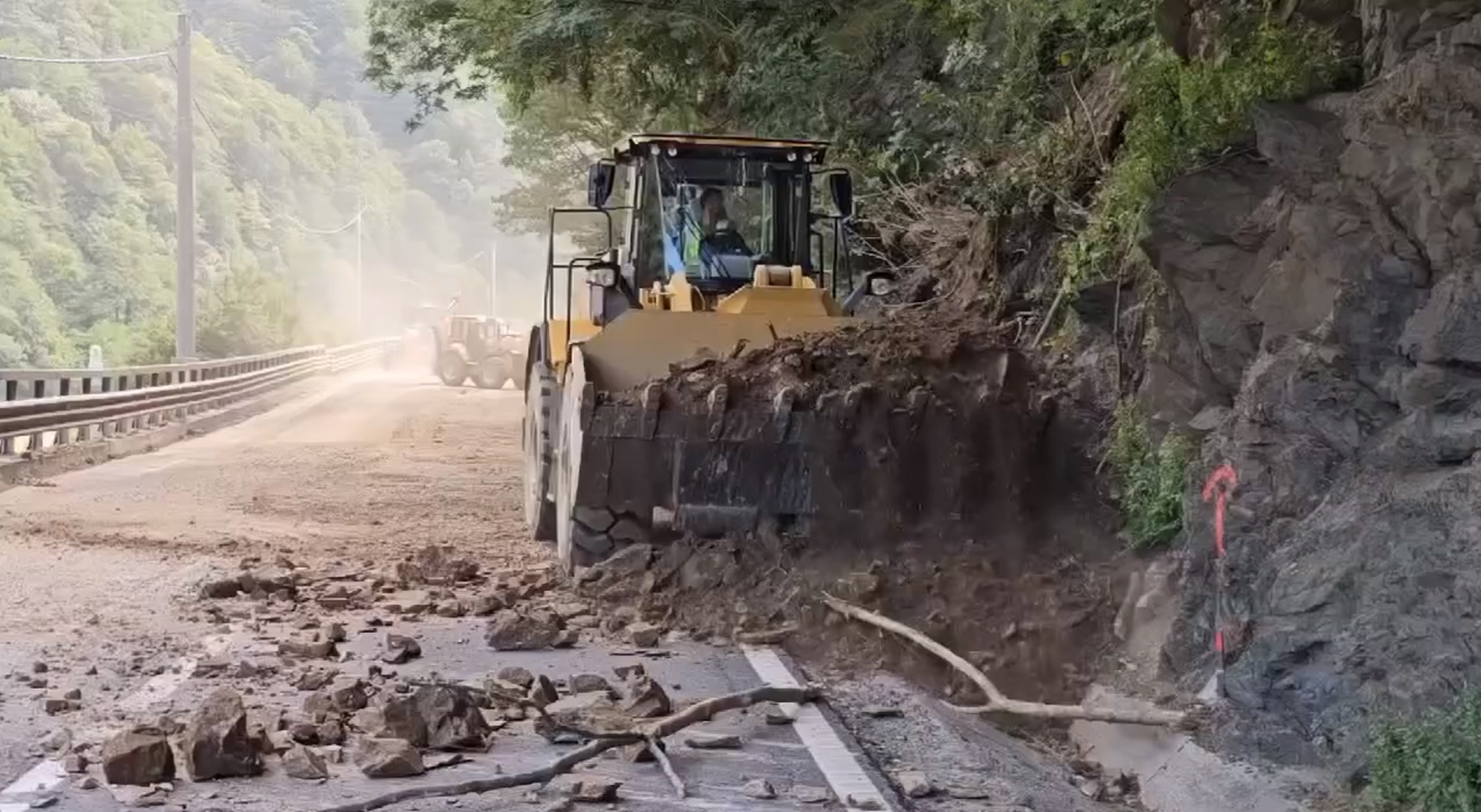 Actualizare. Imagini de la defrișările de pe Valea Oltului. Prima zi de lucru: au fost tăiați peste 800 de arbori din totalul de 20.000. Cantități semnificative de pietre și lemne, căzute pe carosabil