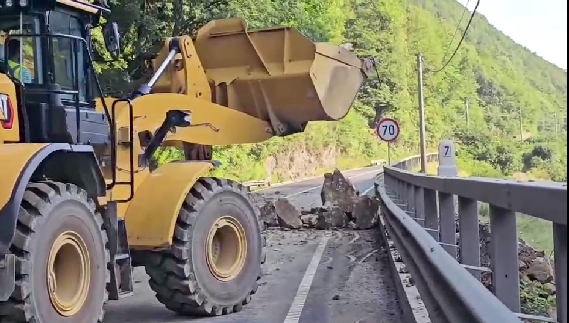 VIDEO A doua zi de lucru pe Valea Oltului: 8 echipe  excavează și taie arborii aproape de drum. „Cantități uriașe de pământ și bucăți mari de stâncă ajung pe șosea”