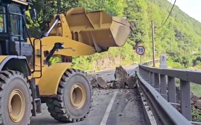 VIDEO A doua zi de lucru pe Valea Oltului: 8 echipe  excavează și taie arborii aproape de drum. „Cantități uriașe de pământ și bucăți mari de stâncă ajung pe șosea”
