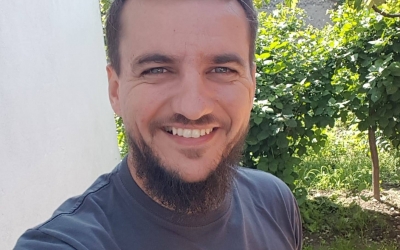 Mihai Suciu, inginerul care ajută gratuit cu meditații elevii de 5 la mate să ia peste 9 la BAC, a reușit și anul acesta: „Nu vă mai luptați cu sistemul educațional!”