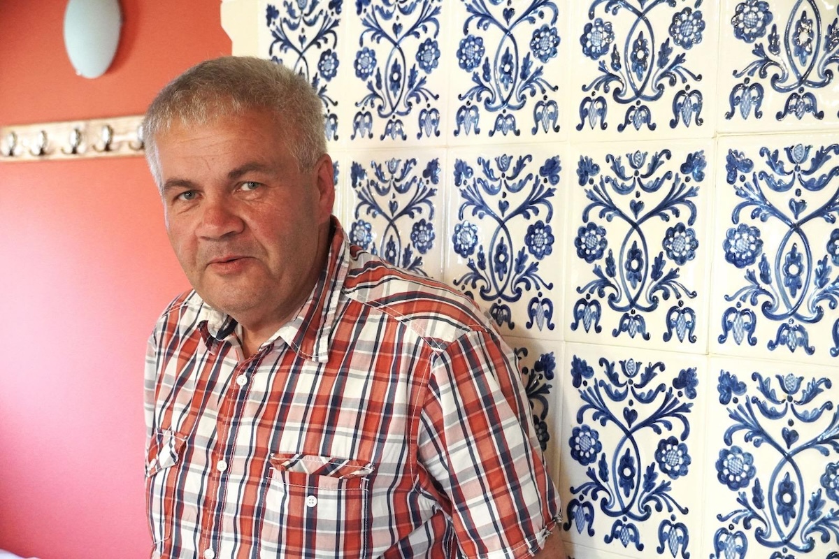 Ultimul sas care mai face cahle tradiționale de sobă e poștașul din Cisnădioara. „La o sobă se folosesc în jur de 200 de cahle. Fiecare sobă are o poveste”