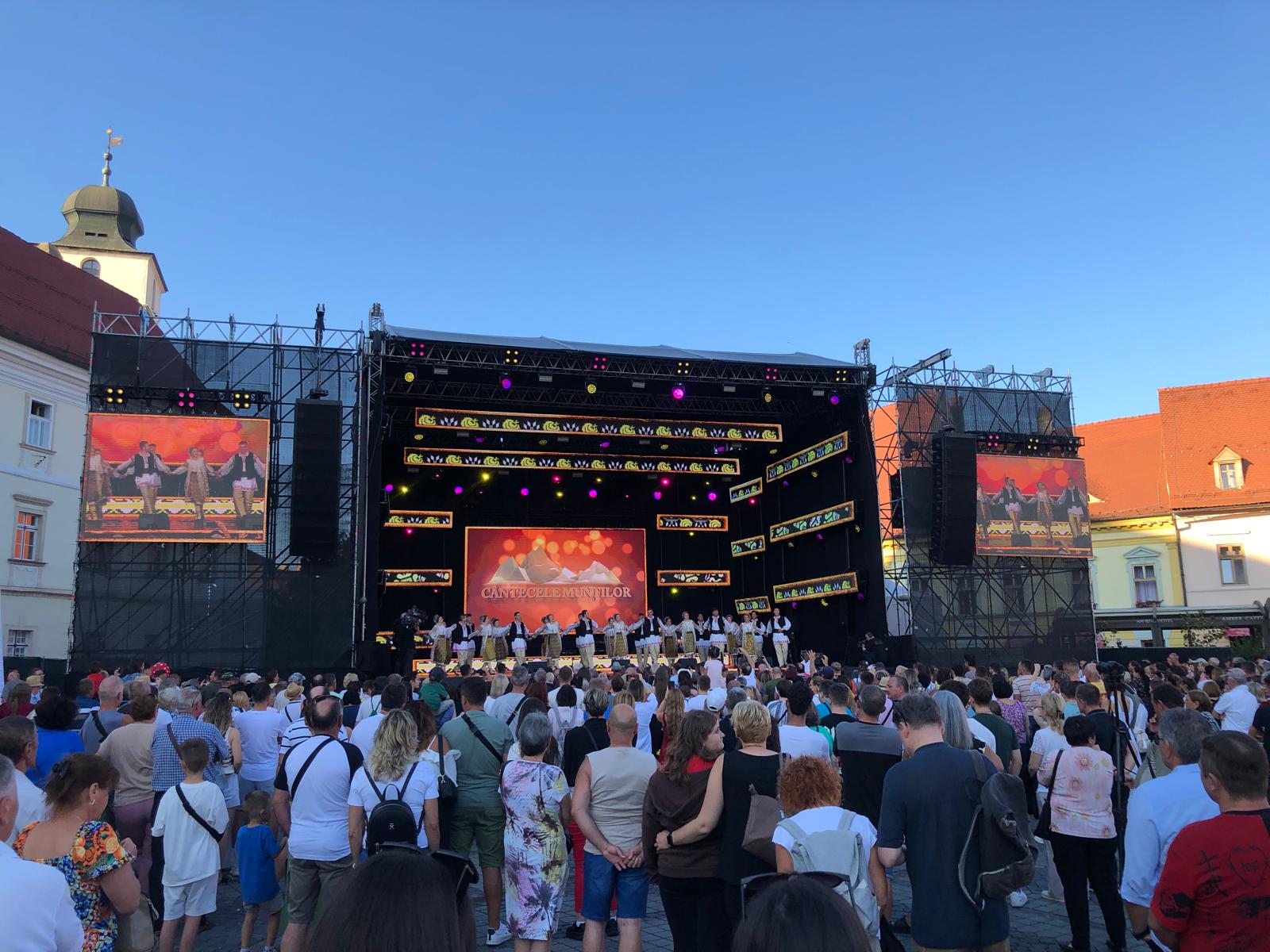 Folclorul domină și sâmbătă seara centrul Sibiului, la Festivalul Cântecele Munților. „Atmosfera este una deosebită”