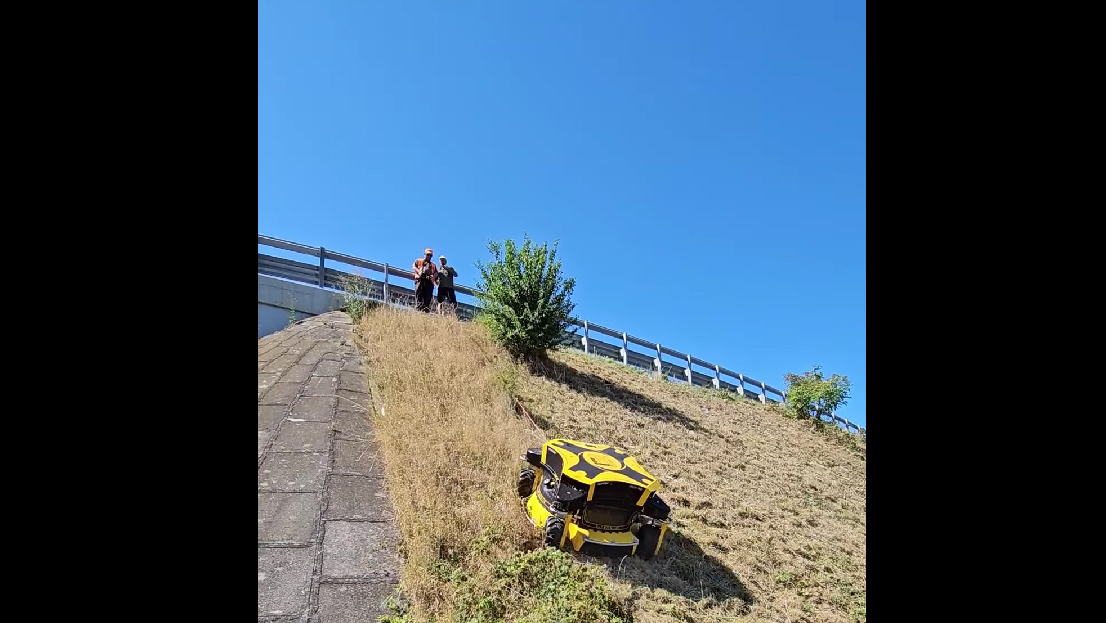 Robot teleghidat pentru curățarea zonelor abrupte de lângă șosea. DRDP Brașov: Folosim cea mai modernă tehnologie