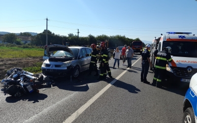 Un motociclist a rămas prins sub o mașină, după ce a depășit neregulamentar