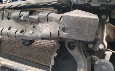FOTO Șoferul prins de bolovani pe Valea Oltului acuză constructorul turc că nu mai vrea să plătească reparațiile mașinii: ”Avocata a trimis ieri o notificare”. Factura e de 42 de mii de lei