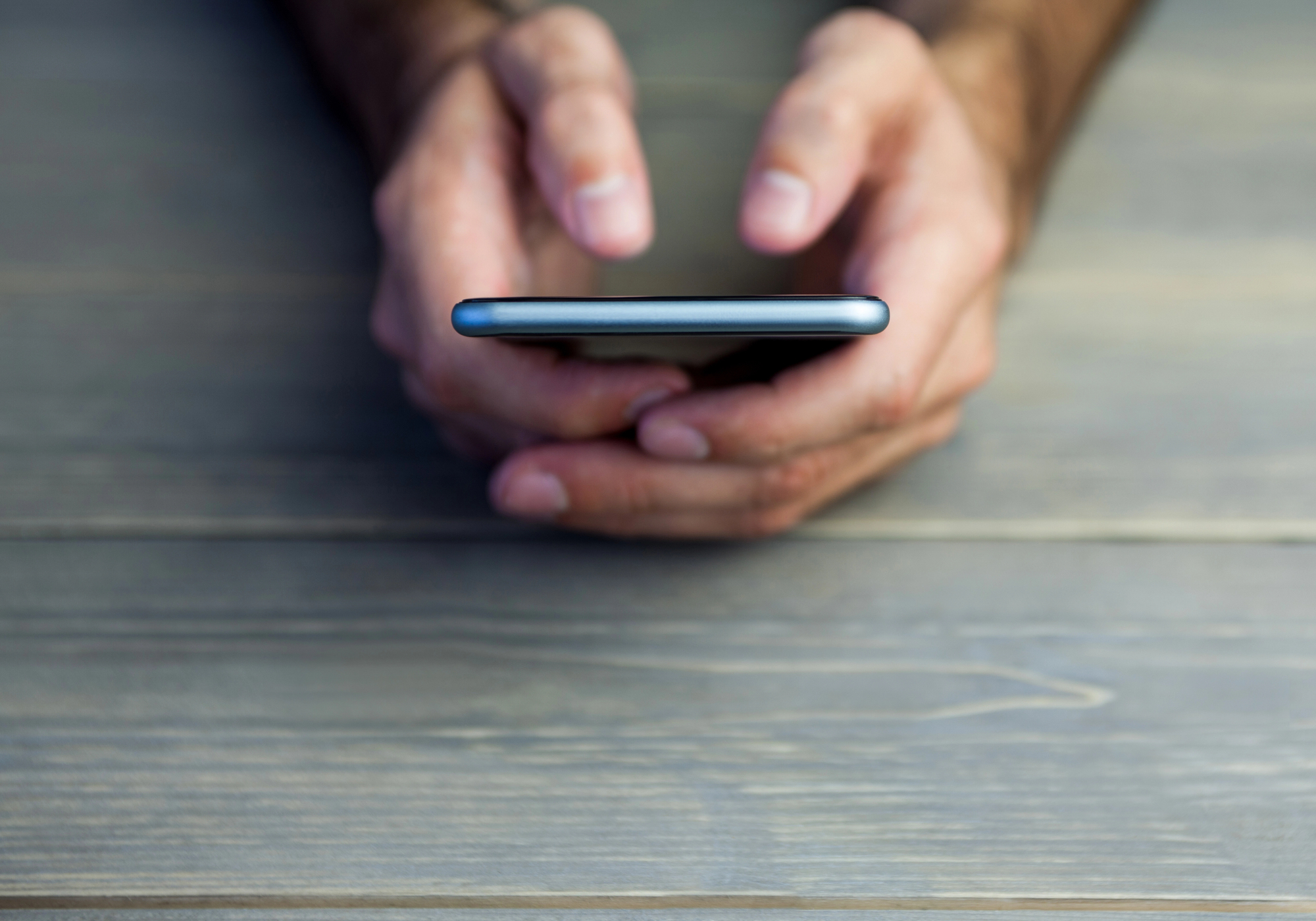 Sibian de 18 ani, reținut după ce a furat un telefon mobil de pe terasa unui bistro