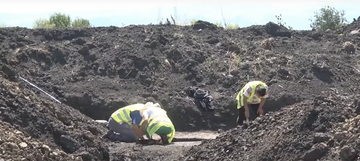 VIDEO Urme ale gepizilor, descoperite pe terenul unei foste ferme de porci din Sibiu. ”Cercetările ne indică prezenţa unor morminte de inhumaţie cu un inventar interesant”