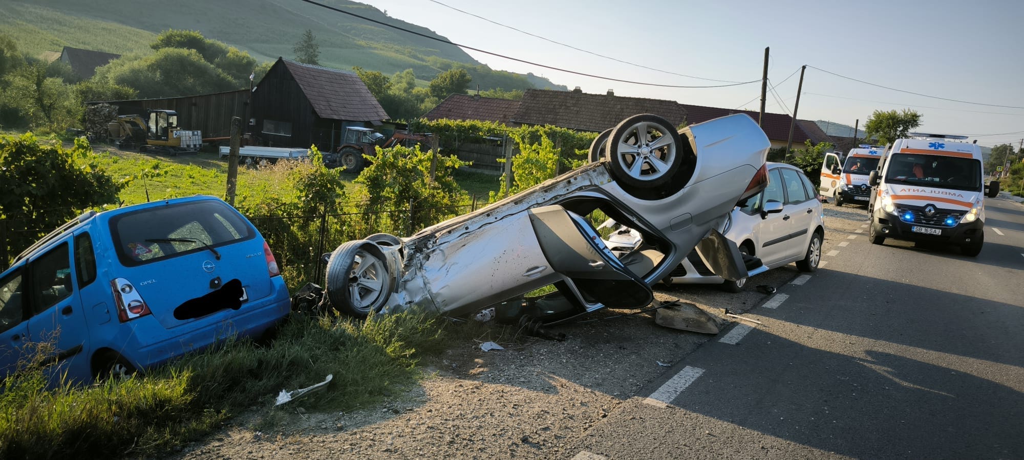 Accident la Slimnic: o femeie, cetățean străin, virează fără să se asigure și e lovită de o mașină condusă de un tânăr de 22 de ani. Ambii au ajuns la spital