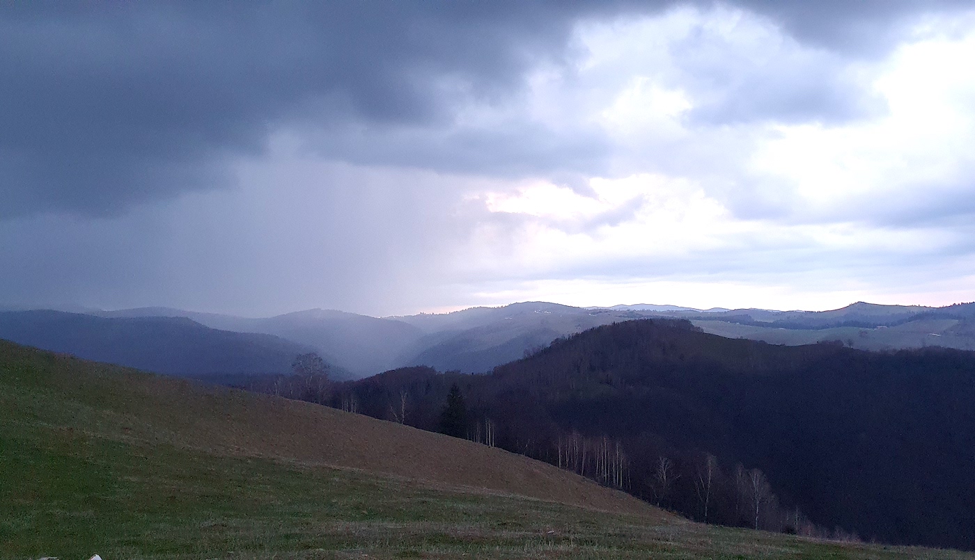 Atenționare meteorologică: Cod galben de averse în următoarea oră