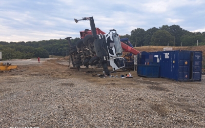 Accident de muncă: Macaraua în care se afla un angajat s-a răsturnat. Efectua lucrări la o sondă