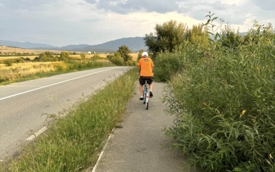 Vegetația a năpădit pista de biciclete dintre Cisnădie și Sibiu. UBR: „Merită mai multă atenție”. Instanța i-a anulat autorizația de construire